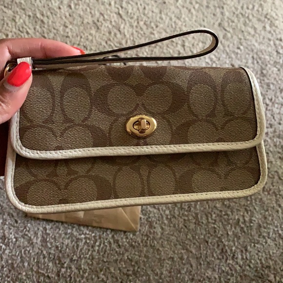 NWT AUTHENTIC COACH Wristlet In Signature Canvas 🌼 - Picture 6 of 11
